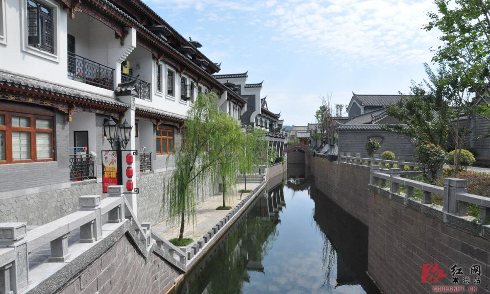 桃花源古镇内设有大型餐饮、潇湘特色小吃、庙会小吃，还有特色五星级酒店与传统四合院客栈及特色旅游商品街。